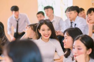 Hoa hậu Đỗ Thị Hà khoe ảnh diện áo dài trắng nữ sinh năm 18 tuổi